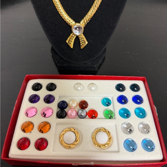 Joan Rivers interchangeable gold necklace with matching stud earrings - Picture 2 of 7